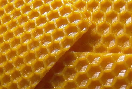Sáp ong kháng khuẩn, cung cấp dưỡng chất nuôi dưỡng và bảo vệ làn môi